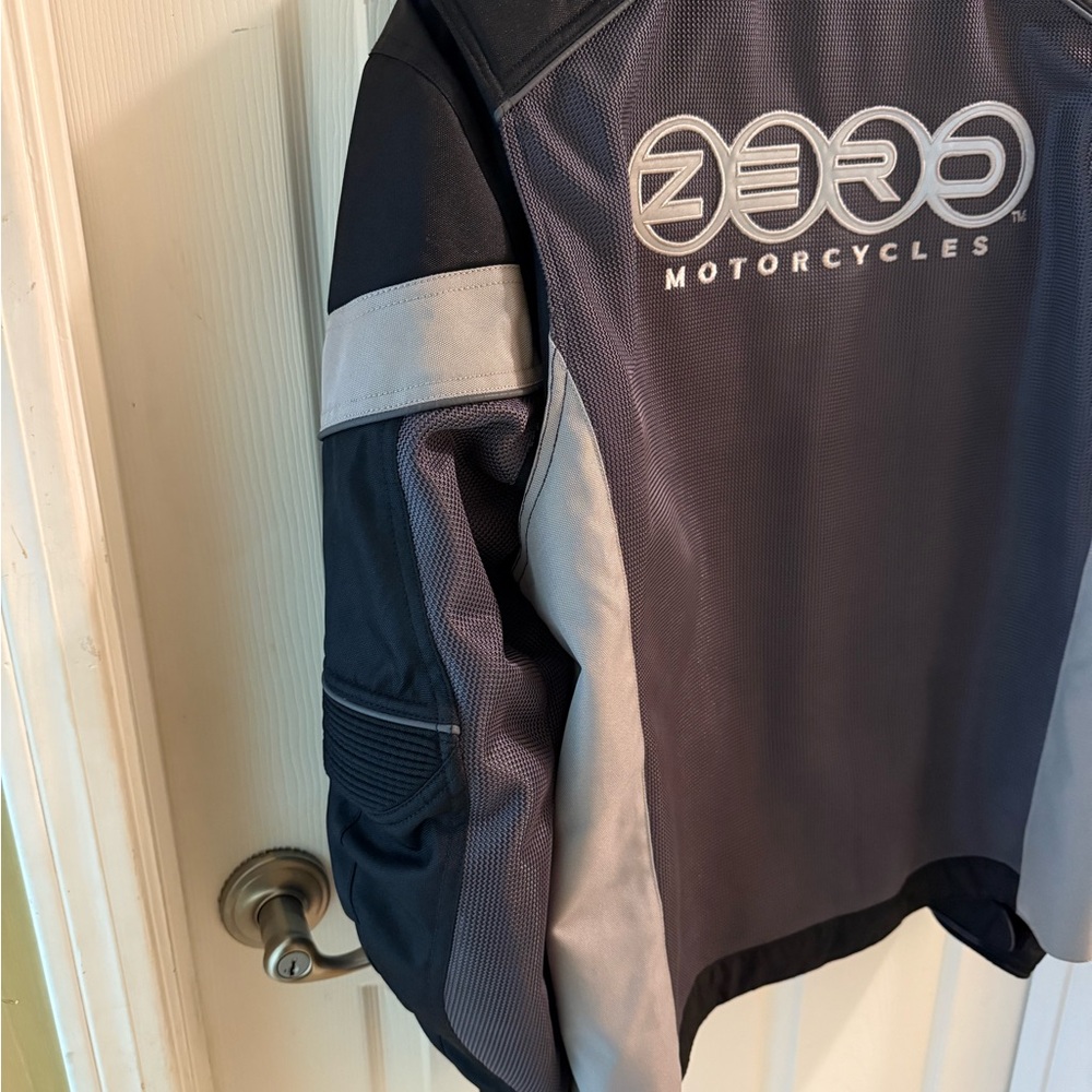 Zero Motorcycles Armored Riding Jacket – XL – Black/Gray – Windproof Protection - Picture 6 of 9